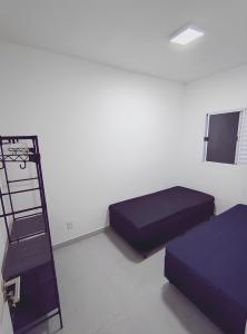 - une chambre avec deux lits et une échelle dans l'établissement Casa de Condomínio 350 mts da Praia, à Praia Grande