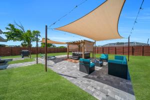 un padiglione con tavolo da picnic e sedie sotto una tettoia di King Bed Hot Tub Pool Table Video Games a Cape Coral