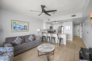 Χώρος καθιστικού στο All New Remodel and Refurnished- Stunning OceanFront 1 BR -New Listing- at Wyndham Ocean Walk