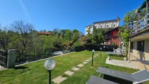 a backyard with a lawn with benches and a building at Casa Mauro I in Trarego Viggiona
