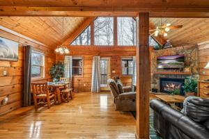 Posezení v ubytování Cozy Gatlinburg Cabin with Hot Tub