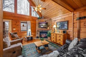 TV a/nebo společenská místnost v ubytování Cozy Gatlinburg Cabin with Hot Tub