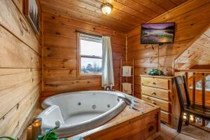 Fotografie z fotogalerie ubytování Cozy Gatlinburg Cabin with Hot Tub v destinaci Gatlinburg + 47 fotografií