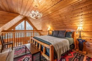 Postel nebo postele na pokoji v ubytování Cozy Gatlinburg Cabin with Hot Tub