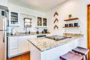 Η κουζίνα ή μικρή κουζίνα στο 2BR Hideaway with Patio Springtime in Downtown