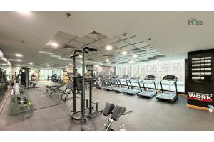 ドバイにあるLuxury 71st FL1Br Spacious Skyline Private Balconyのトレッドミルやマシンが揃ったジム