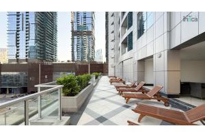 ドバイにあるLuxury 71st FL1Br Spacious Skyline Private Balconyの高層ビル群の建物の上に並んだ椅子