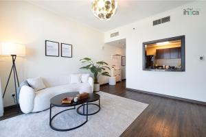 ドバイにあるLuxury 71st FL1Br Spacious Skyline Private Balconyの白いソファとテーブルのあるリビングルーム +24枚の写真