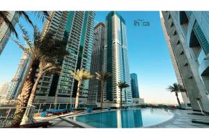 ドバイにあるLuxury 71st FL1Br Spacious Skyline Private Balconyのヤシの木と建物のある街の景色