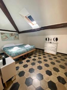 a room with a bed and a checkered floor at Tino'S House 2punto0 in La Spezia