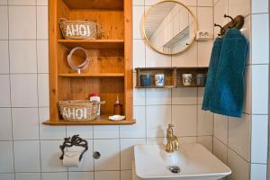 Koupelna v ubytování Friedrichstadtnixe, meerchenhaftes Haus mit Sauna + 37 fotografií
