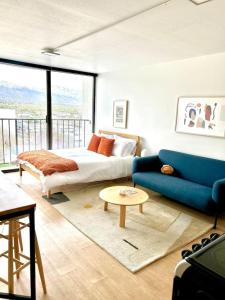 Un dormitorio con una cama y un sofá azul. en High Altitude Penthouse DT Gym Free Parking Mt View, en Salt Lake City 26 fotos más
