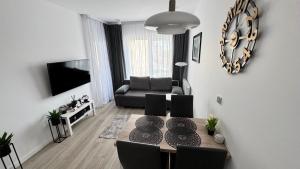Televízia a/alebo spoločenská miestnosť v ubytovaní Apartament GreyAppart