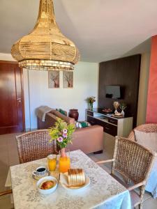 un salon avec une table avec de la nourriture dessus dans l'établissement Pipa Paradise Vista Piscina 500m da Praia do Amor, à Pipa 36 autres photos