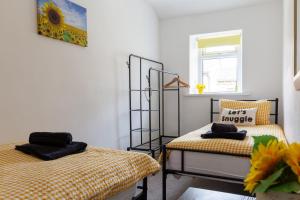 ein Zimmer mit zwei Betten und einem Fenster in der Unterkunft 'Haworth Haven', Warm Winter Cottage Getaway in Haworth