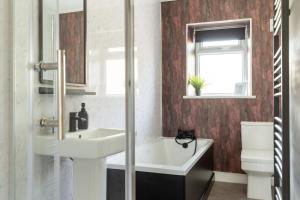 ein Badezimmer mit Waschbecken und Toilette in der Unterkunft 'Haworth Haven', Warm Winter Cottage Getaway in Haworth