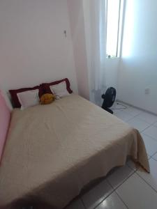 1 dormitorio con 1 cama grande con manta de bronceado en quarto temporada são joão familiar até 4 pessoas, en Campina Grande