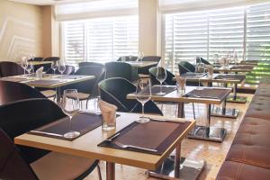 eine Reihe von Tischen und Stühlen mit Weingläsern darauf in der Unterkunft Hotel 286 in Ciudad Guayana
