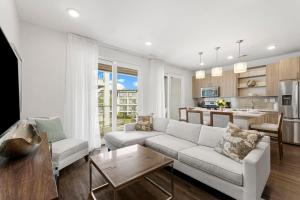una sala de estar con un sofá y una mesa en The Pointe Unit 122 by 30A Escapes, en Rosemary Beach