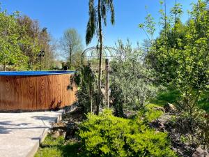 un giardino con recinto e palma di Garden Residence - The Nest a Drahobudice
