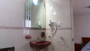un baño con lavabo y ducha en Casa céntrica para grupos grandes, en San Luis Potosí 15 fotos más