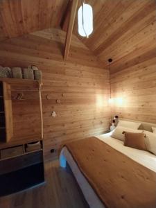 Petit chalet neuf indépendant 2 pers "La cabane de Jean "客房内的一张或多张床位