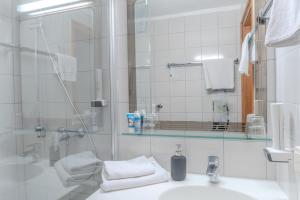 塞瓦尔兴2 Bedroom Apartment with access to Attersee Lake的带水槽和玻璃淋浴间的浴室