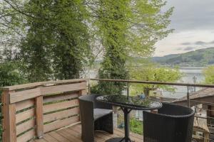 塞瓦尔兴2 Bedroom Apartment with access to Attersee Lake的露台上有一张桌子和几把椅子