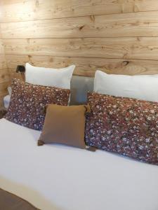 Petit chalet neuf indépendant 2 pers "La cabane de Jean "客房内的一张或多张床位
