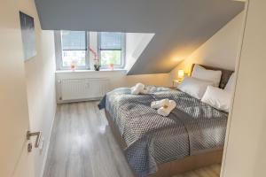 a bedroom with a bed with two stuffed animals on it at HANNIBAL - City Apartment "T-Roc", VW Nähe, Parkplatz, City Nähe, Küche, HighSpeed-WLAN in Wolfsburg