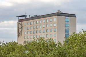 a tall building with a crane on top of it at HANNIBAL - City Apartment "T-Roc", VW Nähe, Parkplatz, City Nähe, Küche, HighSpeed-WLAN in Wolfsburg