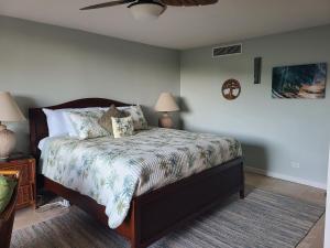 1 dormitorio con 1 cama, 2 lámparas y ventilador en Maui Kaanapali Villas 408 condo, en Lahaina