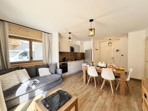 a living room with a couch and a table at Résidence Le Living Stone B - T3 RESIDENCE NEUVE, CENTRE VARS, 150m DES PISTES MAE-7681 in Vars