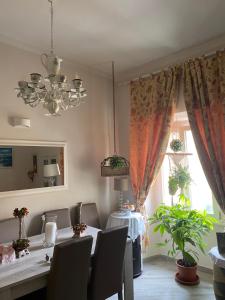 a dining room with a table and a window at Casa da Ida in Portoferraio