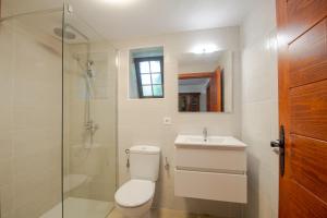 Et badeværelse på Casa Mar de Lava -Escapada activa en Masdache, corazón de Lanzarote + 38 billeder