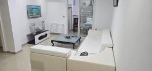 モナスティルにあるResidence fediの白いソファとテーブルのあるリビングルーム