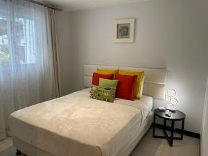 ハコにあるVilla Paraiso do Marのベッドルームにカラフルな枕が付いたベッド1台 +74枚の写真