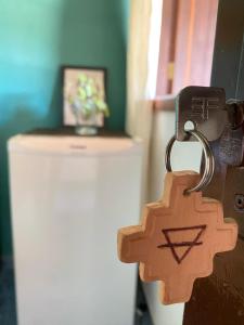a wooden padlock on the door of a room at Chalés Vale Encantado -Serra do Cipó- in Jaboticatubas