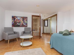 una camera da letto con un letto, un tavolo e delle sedie di Villa Hacienda Azahar by Interhome a Sant Jordi