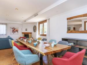 una sala da pranzo con tavolo e sedie in legno di Villa Hacienda Azahar by Interhome a Sant Jordi Altre 32 foto