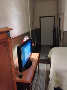 Habitación con TV, escritorio y cama. en BV Motel LLC, en Searchlight
