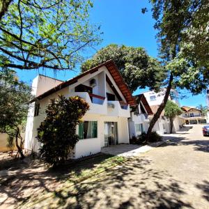 ボンビーニャスにあるResidencial Rota do Sol Bombinhas Centro 100 metros da praiaの赤屋根白屋根