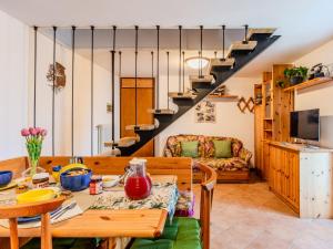 un soggiorno con un tavolo e una scala di Holiday Home Ca' Il Nido by Interhome a Domaso Altre 27 foto