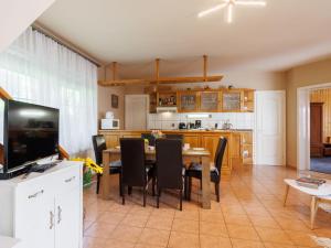 eine Küche und ein Esszimmer mit Tisch und Stühlen in der Unterkunft Apartment Baum by Interhome in Fonyód