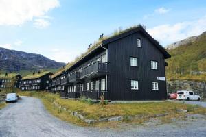 un edificio nero con l'erba sul tetto di Ski in ski out mountain apartment a Håra