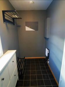 una cucina con pavimento piastrellato nero in una camera di Ski in ski out mountain apartment a Håra Altre 17 foto