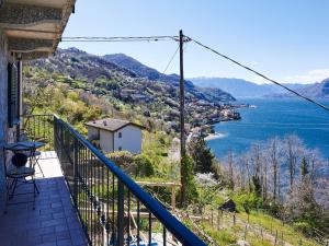 balkon domu z widokiem na jezioro w obiekcie Apartment Popa by Interhome w mieście Bellano