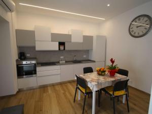 Η κουζίνα ή μικρή κουζίνα στο Apartment Via Nazionale by Interhome