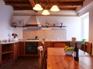 Kuchnia lub aneks kuchenny w obiekcie Apartment Popa by Interhome