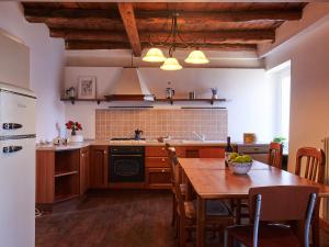 Kuchnia lub aneks kuchenny w obiekcie Apartment Popa by Interhome